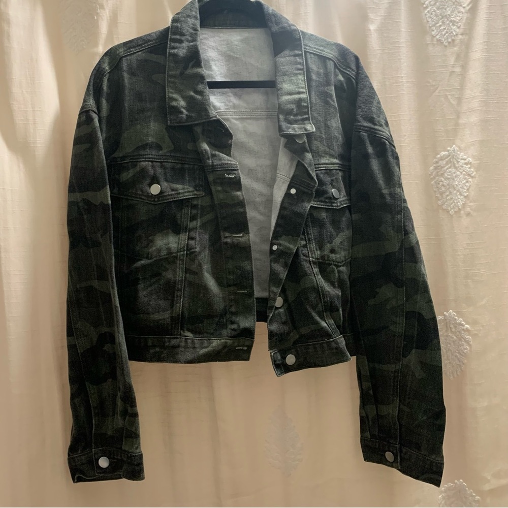 Faded Camo Cropped Button-Up Jacket - Picture 3 of 12